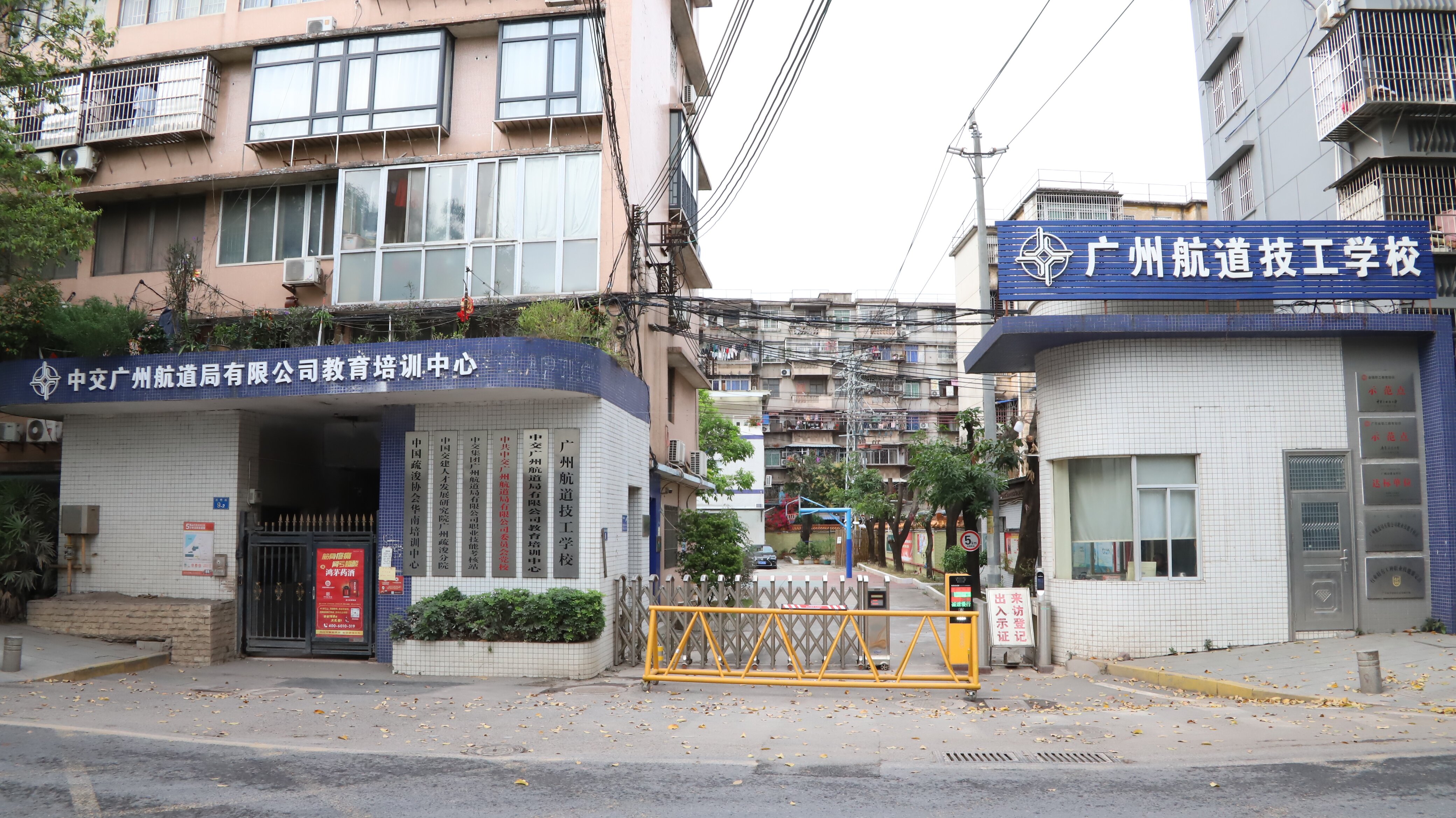 学校校门.jpg