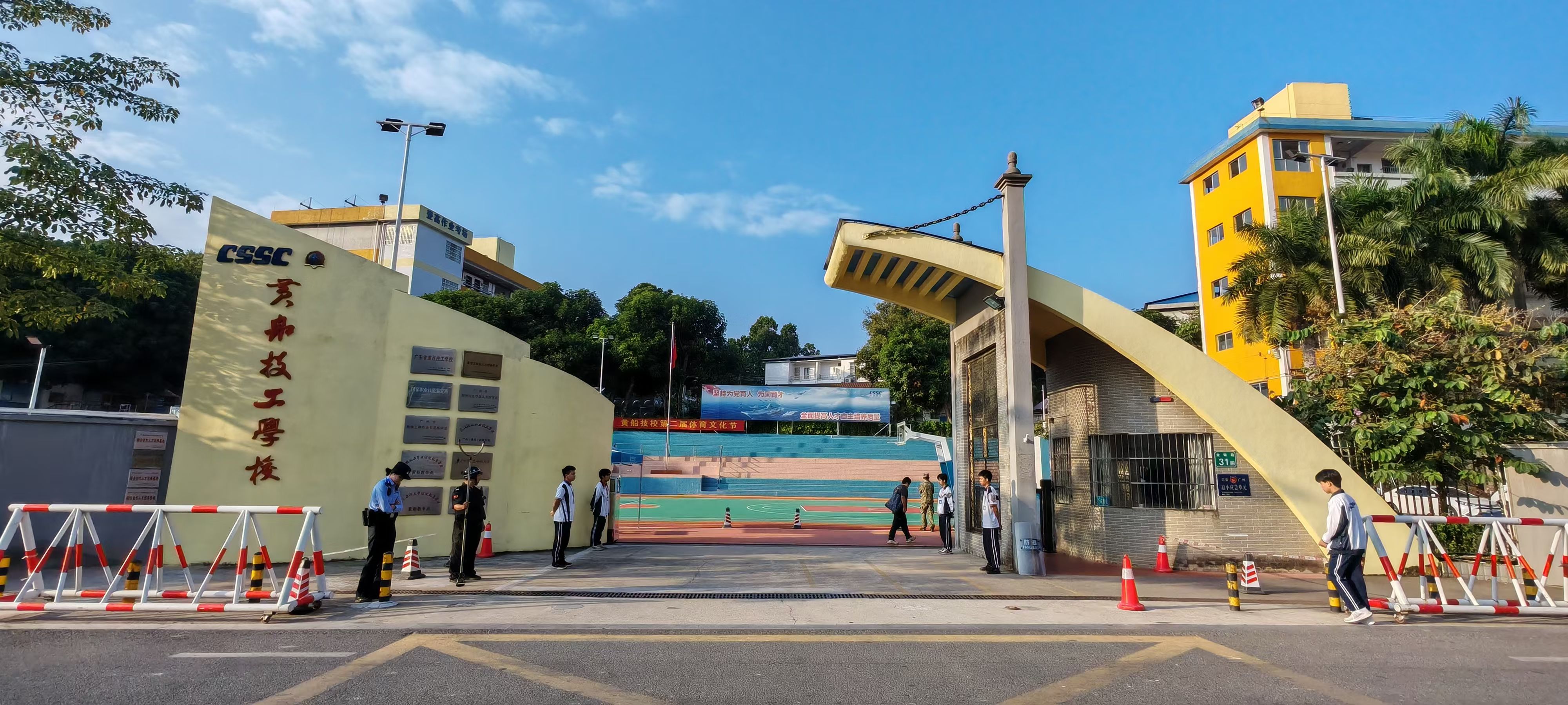 学校大门.jpg