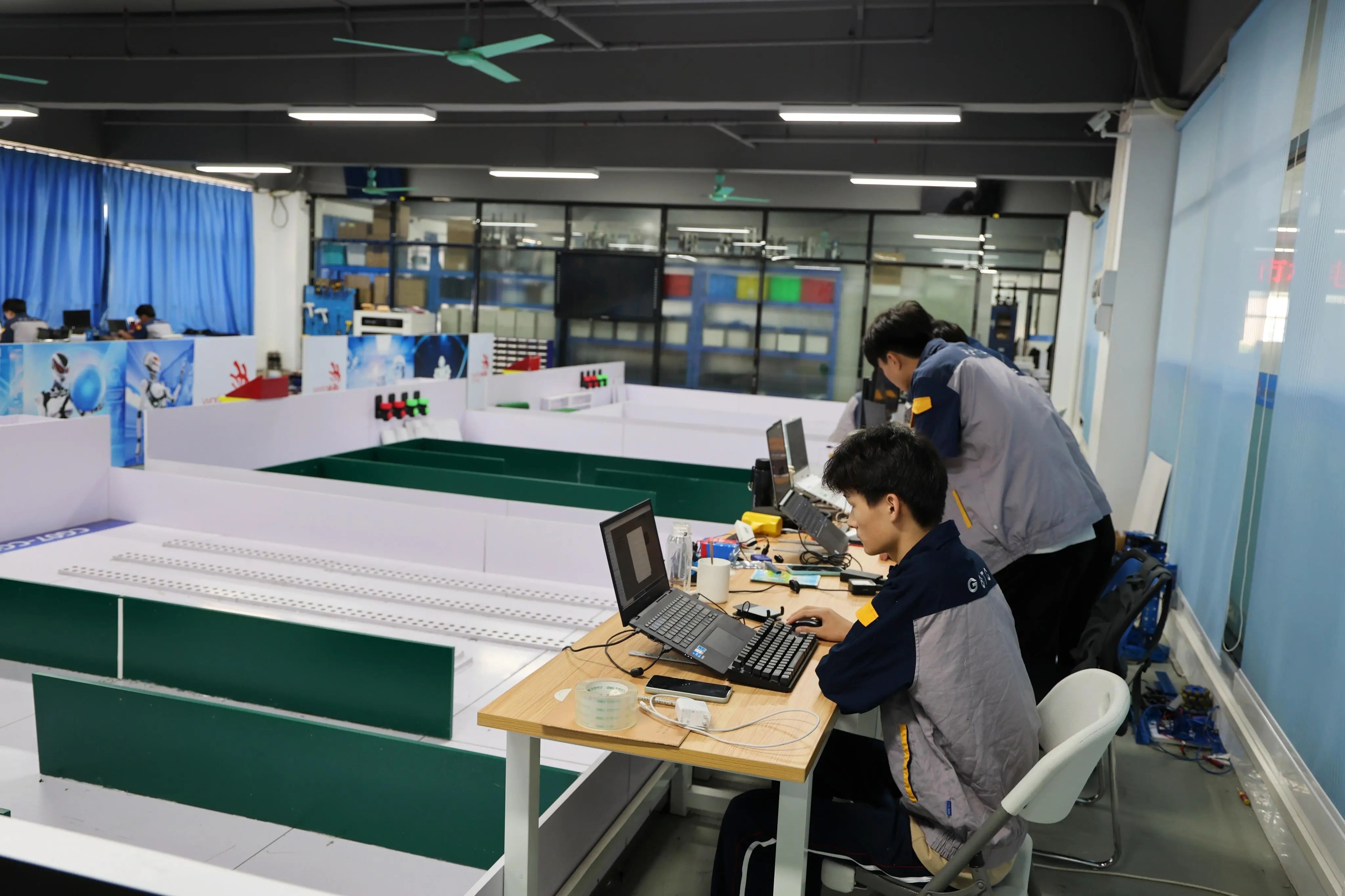 自主移动机器人项目世赛训练基地,学生们在进行日常训练.jpg