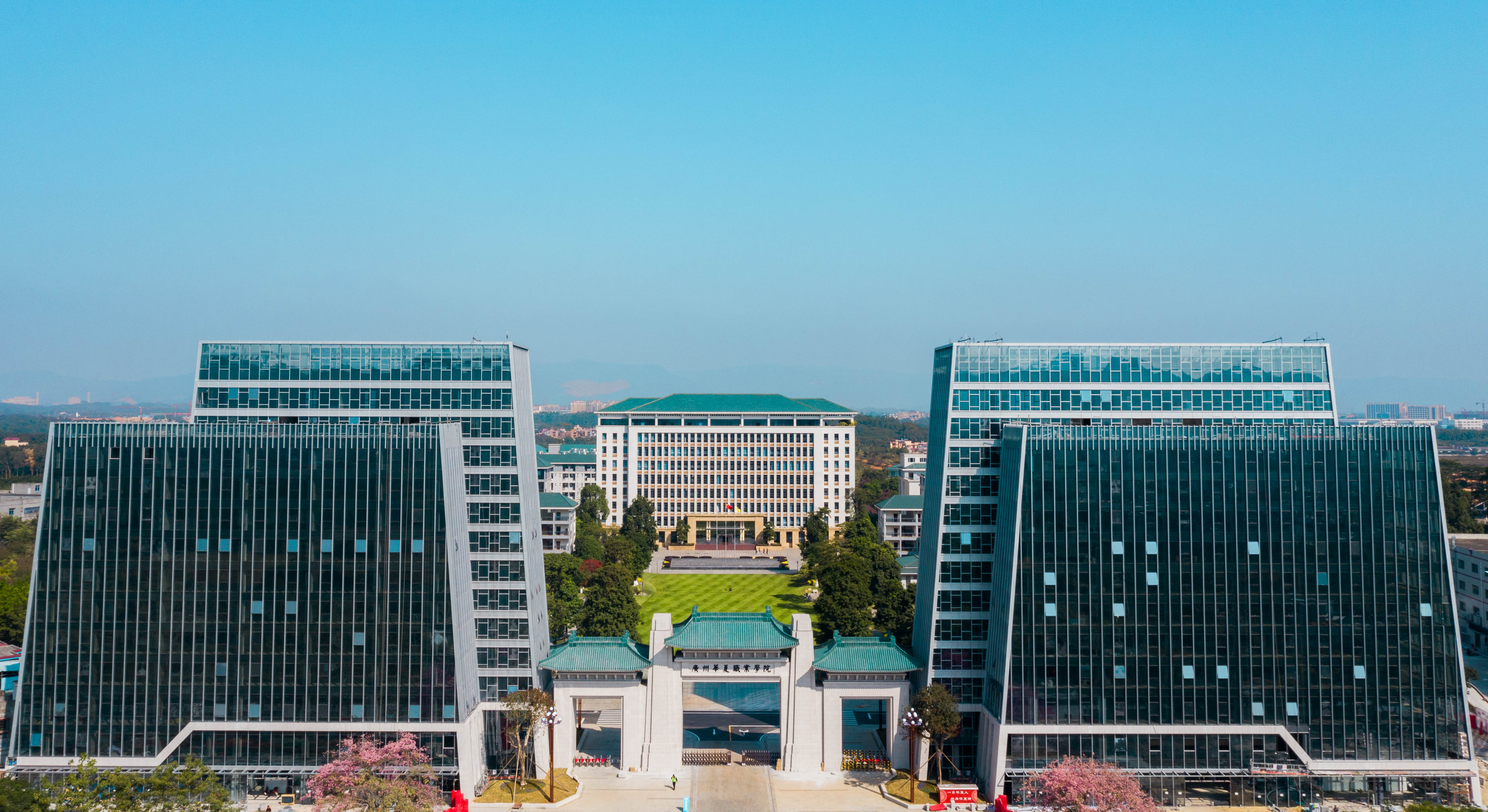 校大门.jpg