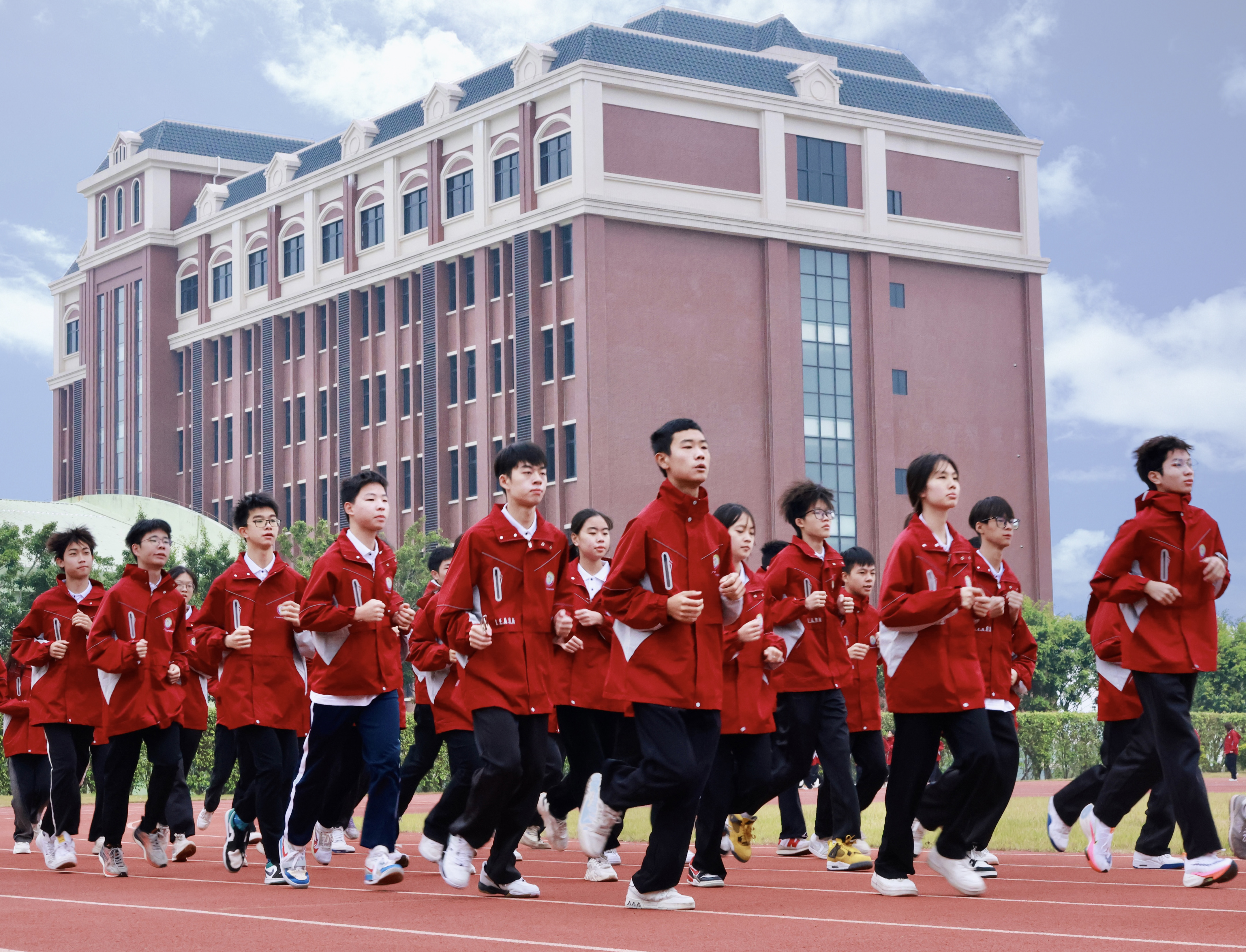 学生晨跑.jpg