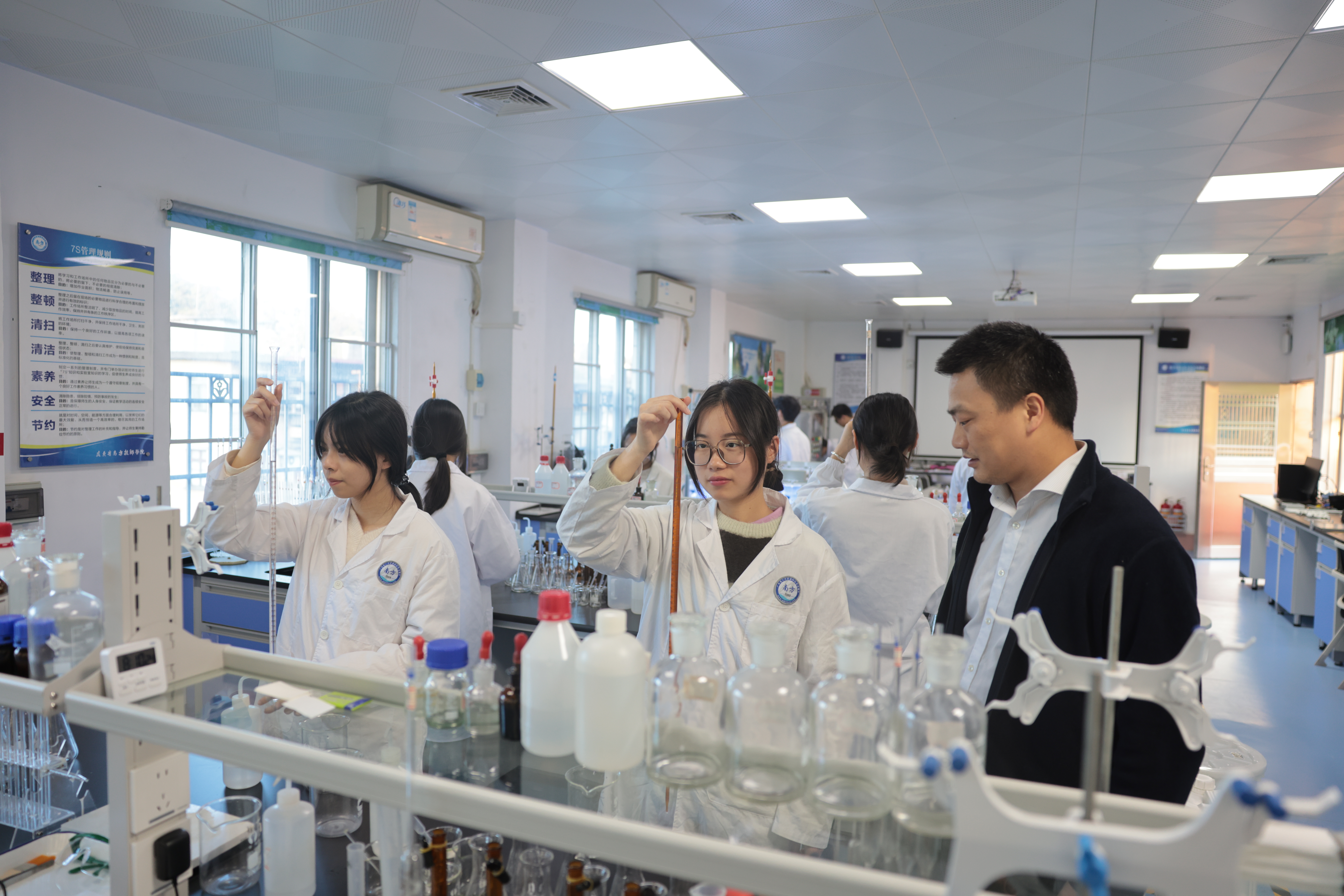 2化工分析与检验专业教学现场.jpg