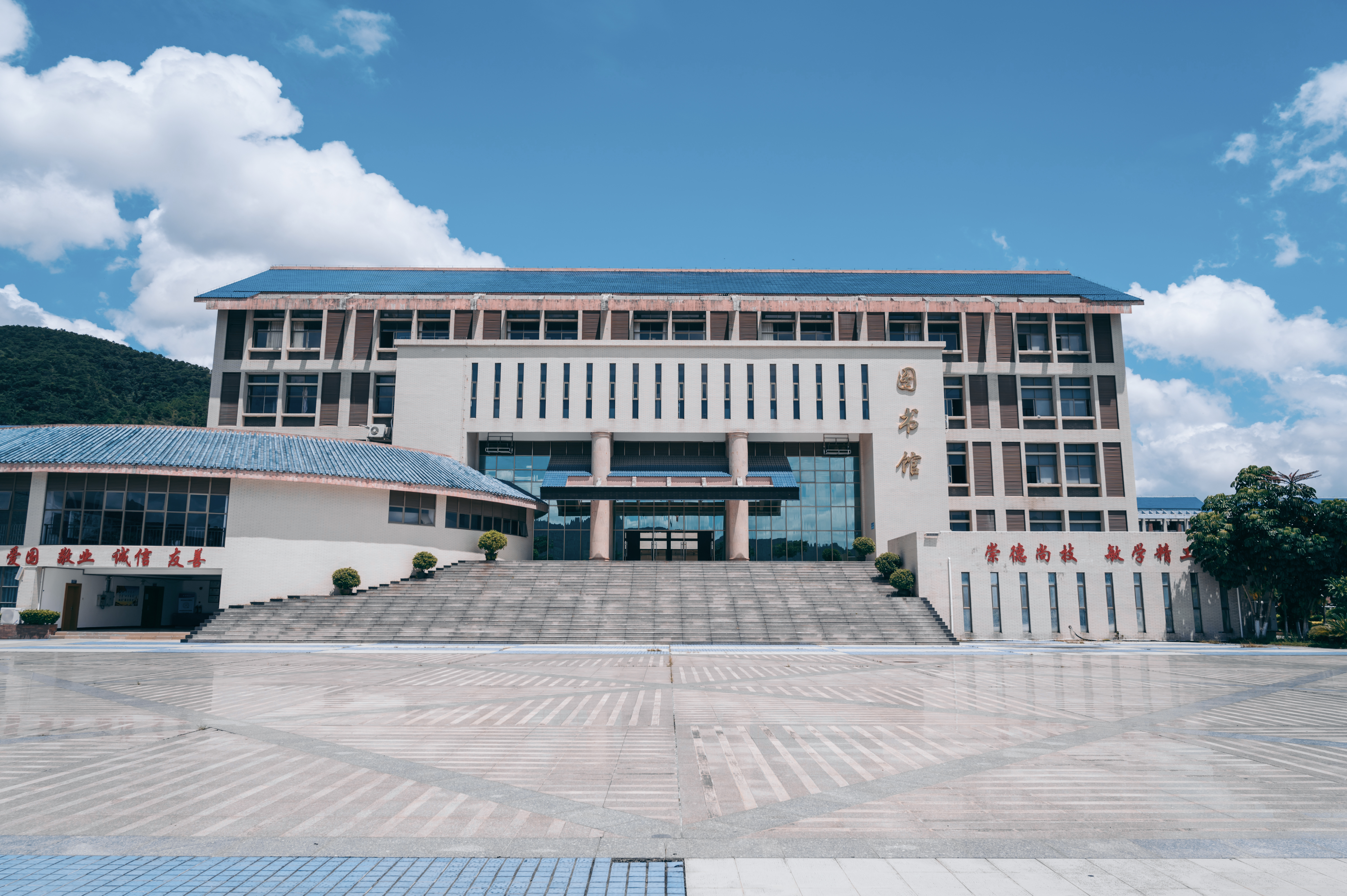 照片2--云浮市技师学院.jpg
