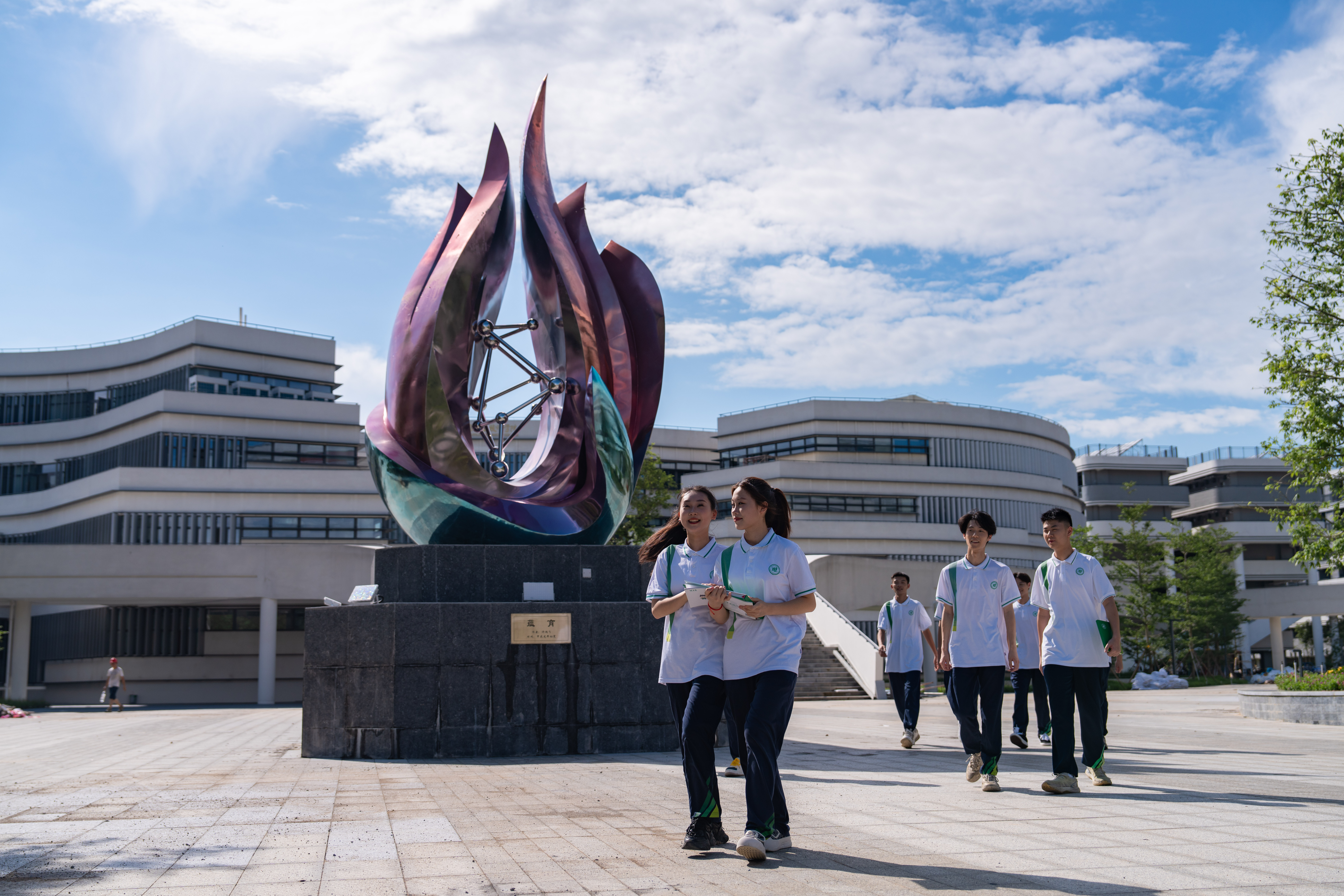 照片2-广州市公用事业技师学院（主雕塑-孕育）.jpg