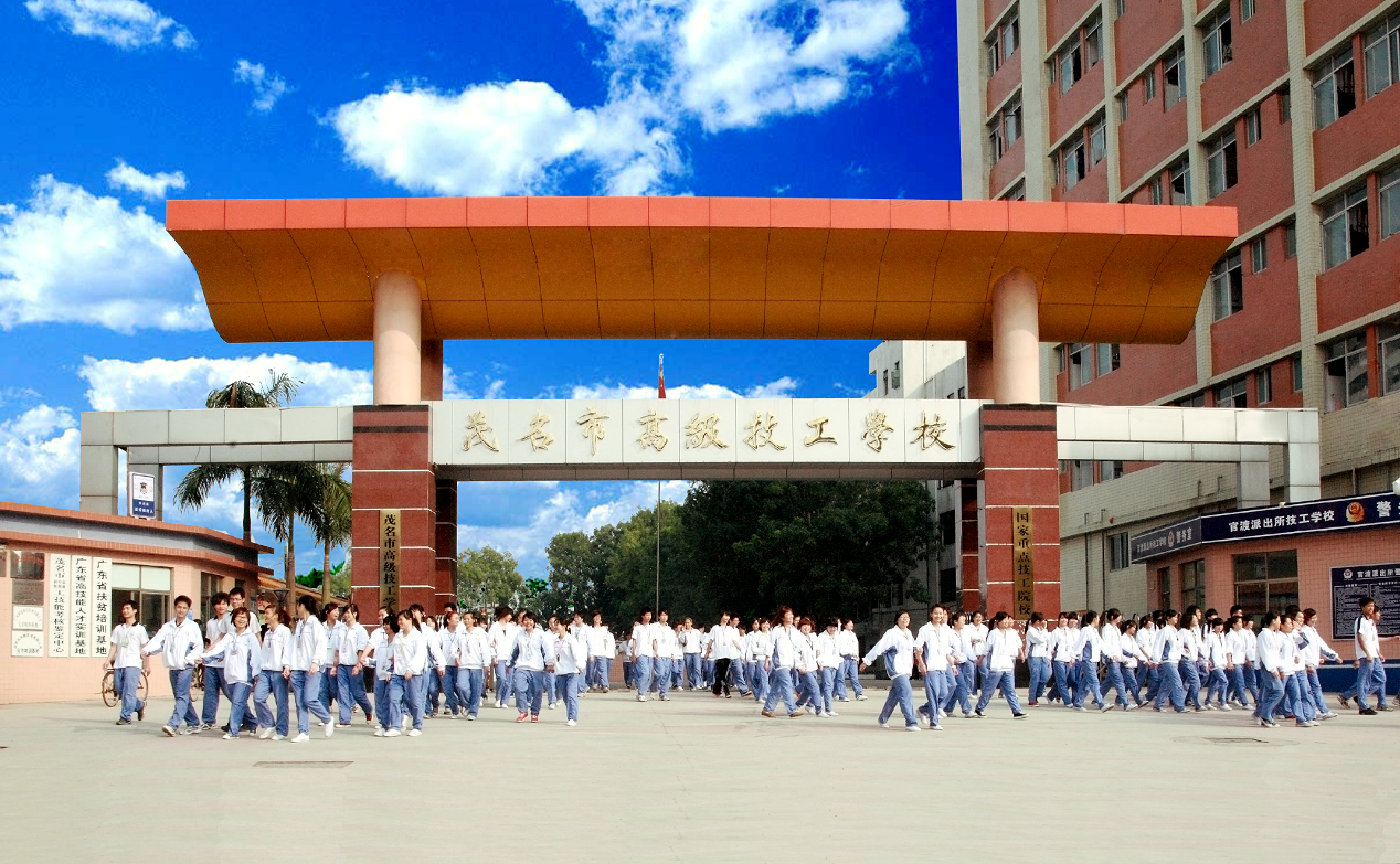 校门口.png